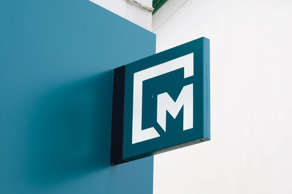 Enseigne commerciale moderne fixée sur façade d'immeuble urbain