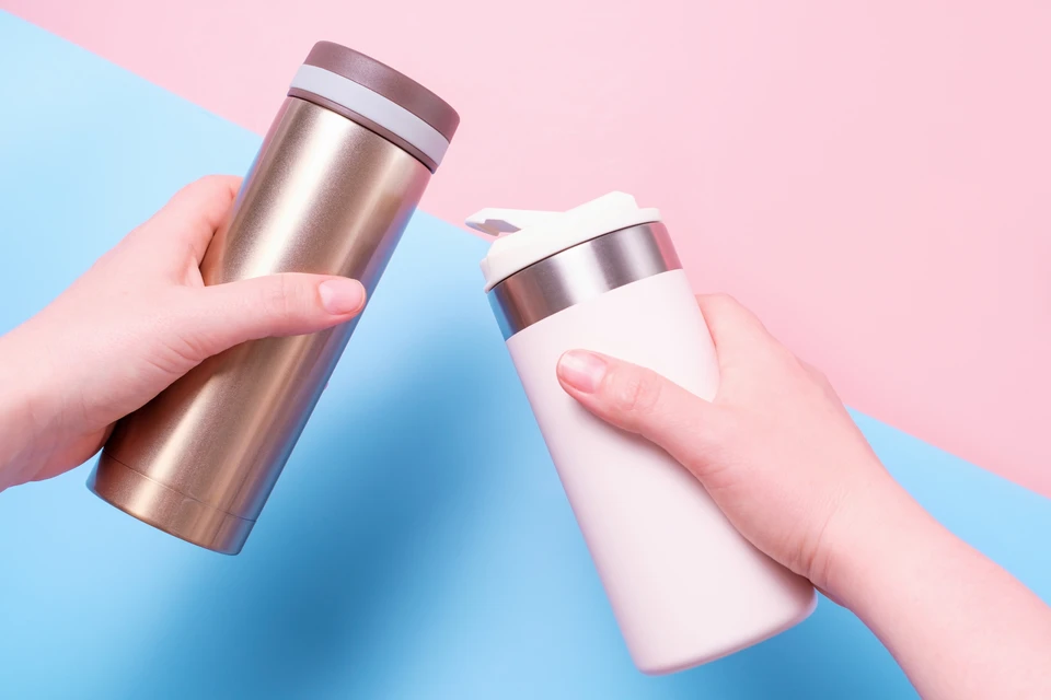 Intérieur, surface en bois clair, smartphone posé horizontalement affichant le logo WWF avec panda noir stylisé sur fond blanc