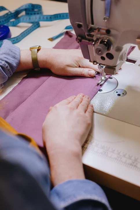 Femme jambes en jeans et baskets rouges, femme debout devant un mur de briques, concept de mode