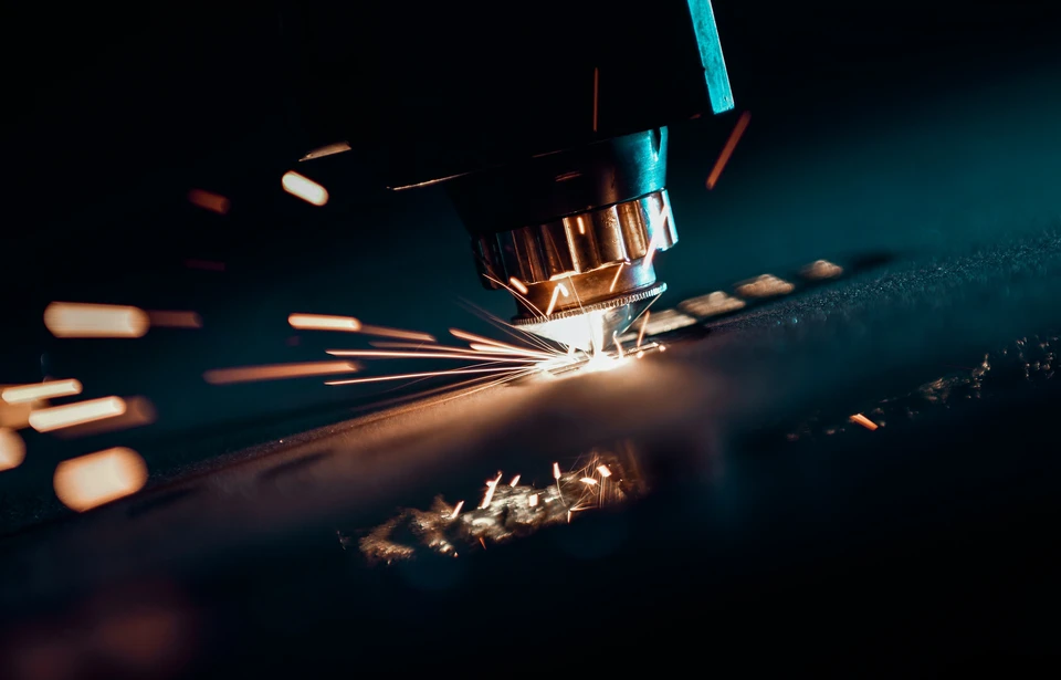 Vue rapprochée d'un trophée en plexiglas transparent de qualité premium, aux arêtes nettes et finitions impeccables, posé sur surface sombre neutre. La lumière souligne la clarté du matériau et la qualité de la gravure ou personnalisation en bas. L'image doit transmettre la rigueur, la précision et l'excellence de la fabrication artisanale.