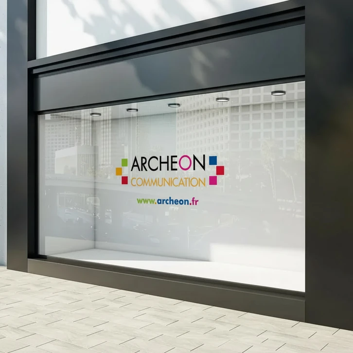 Deux étiquettes découpées en forme de nuages posées sur surface en marbre blanc